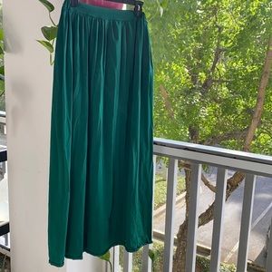 Long skirt. Green